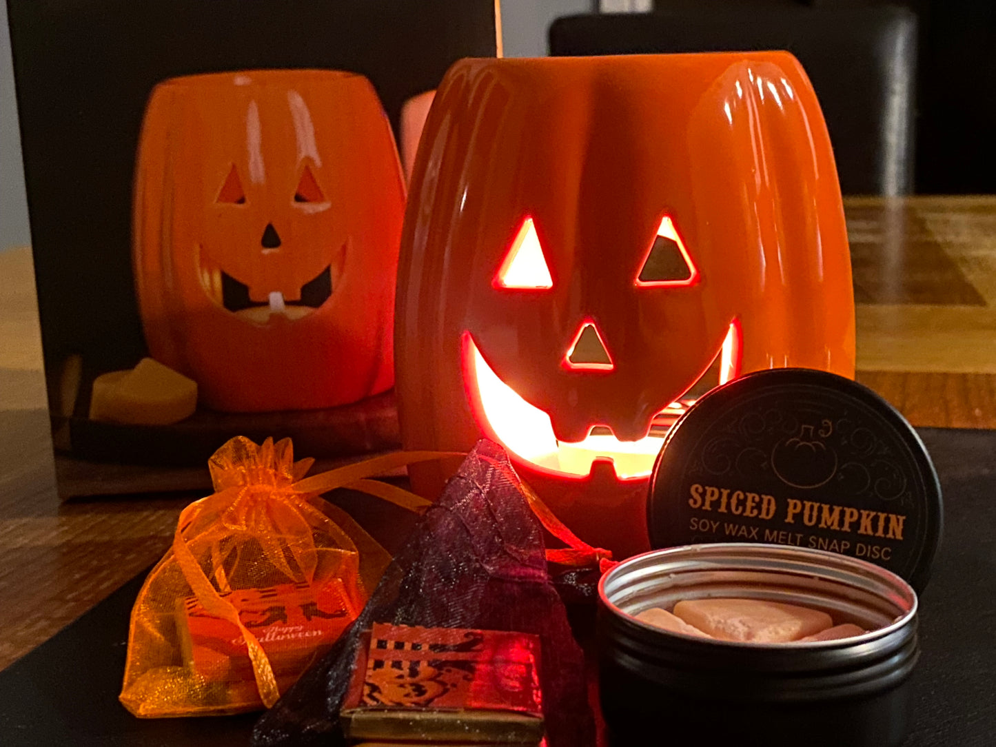 JACK-O'-LANTERN OIL/WAX BURNER + FREE SPICED PUMPKIN WAX MELTS, TEALIGHT + CHOCS